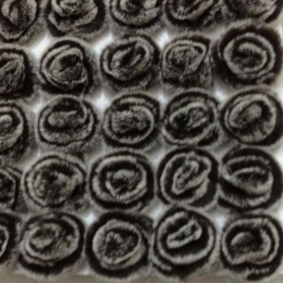 裘皮饰品兔皮牡丹花，皮草服饰的优雅点缀