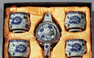 红牡丹映衬下的茶艺雅韵 陶瓷功夫茶具5头红牡丹2号壶空心杯组赏析